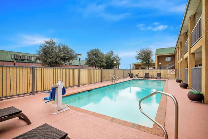 Pool 19 of 24