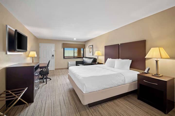 Room 4 of 24